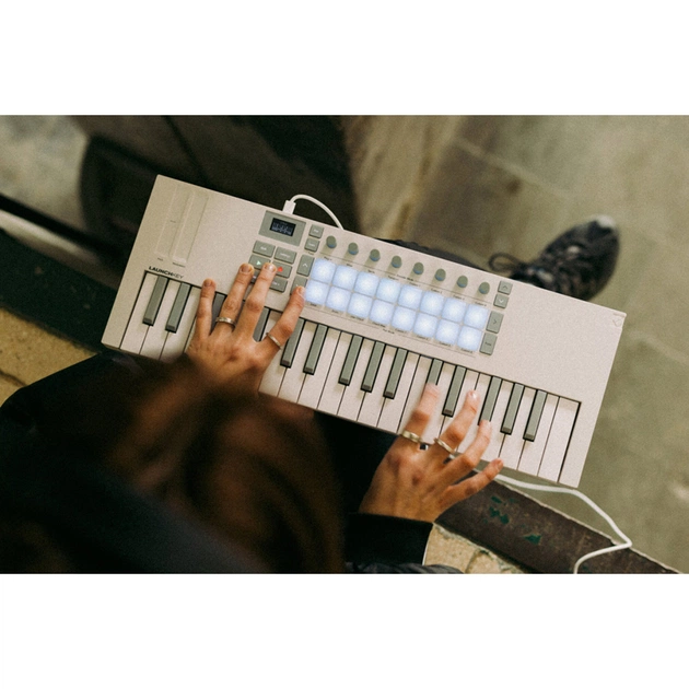 MIDI-клавіатура Novation Launchkey Mini 37 MK4 White Edition (301234) - picture 8