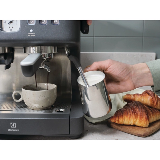 Ріжкова кавоварка еспресо Electrolux E8EC1-8BP - зображення 10
