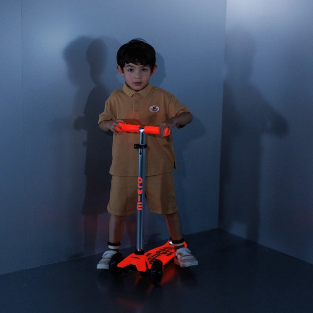 Самокат Micro Maxi Deluxe Glow LED Красная аура (MMD368) - изображение 9