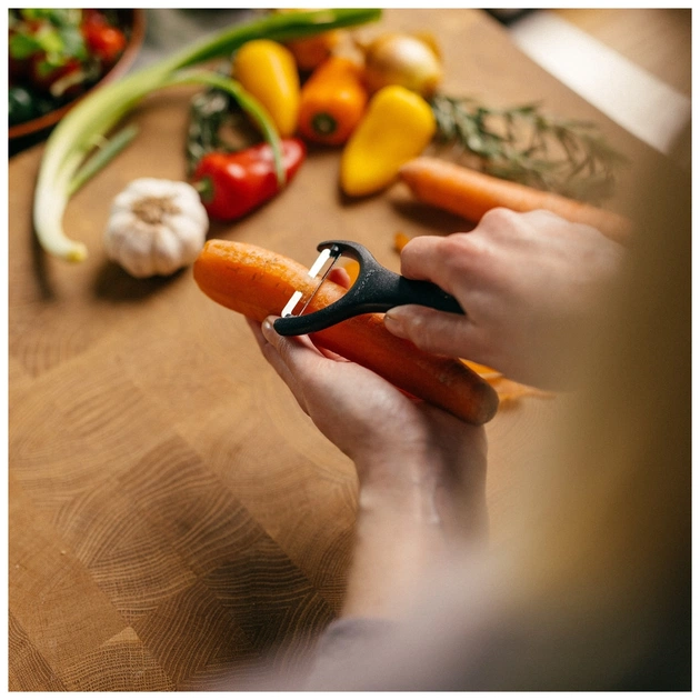 Овочечистка Fiskars Essential з поперечним лезом (1065599) - picture 4