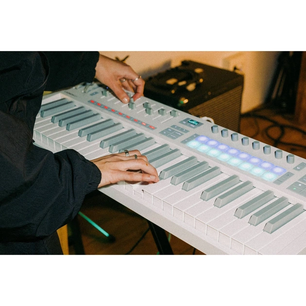 MIDI-клавіатура Novation Launchkey 49 MK4 White Edition (301235) - picture 9