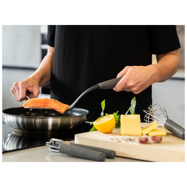 Лопатка кухонна KitchenAid Coreline з прорізами, 34,3 см, сірий (KAS002OHCGG) - picture 7