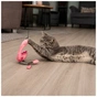 Іграшка для котів Trixie Вудочка з фламінго 42-106 см рожева (4011905532424) - зменшене зображення 4