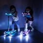 Самокат Micro Maxi Deluxe Glow LED Сяйнисто-пурпуровий (MMD367) - зменшене зображення 10