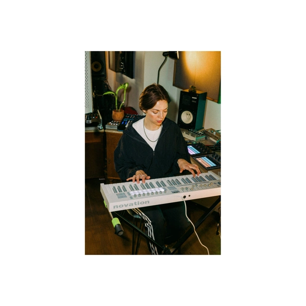 MIDI-клавіатура Novation Launchkey 49 MK4 White Edition (301235) - picture 8