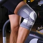 Фіксатор коліна LiveUp Knee Support LS5676-S сірий, білий Уні S (6951376182316) - уменьшенное изображение 3