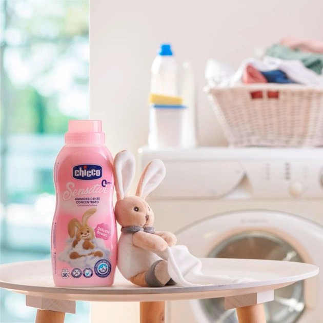 Кондиціонер для білизни Chicco Sensitive Delicate Flowers пом'якшувач тканин 750 мл (8058664122462) - зображення 5