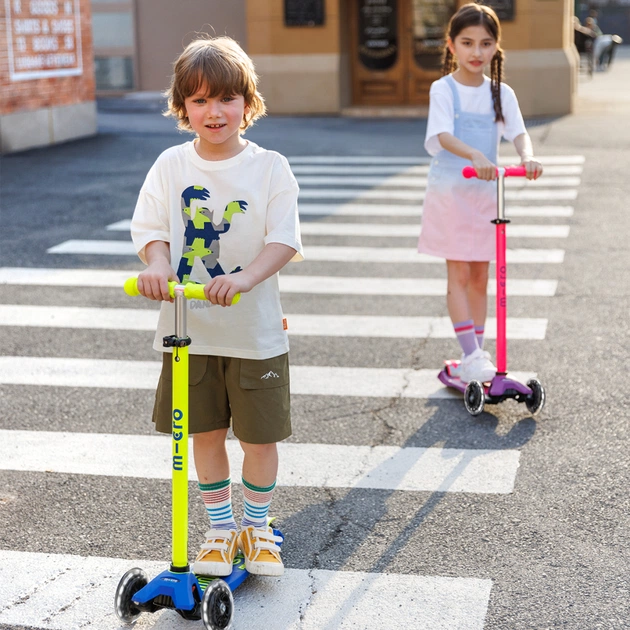 Самокат Micro Maxi Deluxe Neon LED" Ультра рожевий" (MMD233) - изображение 8