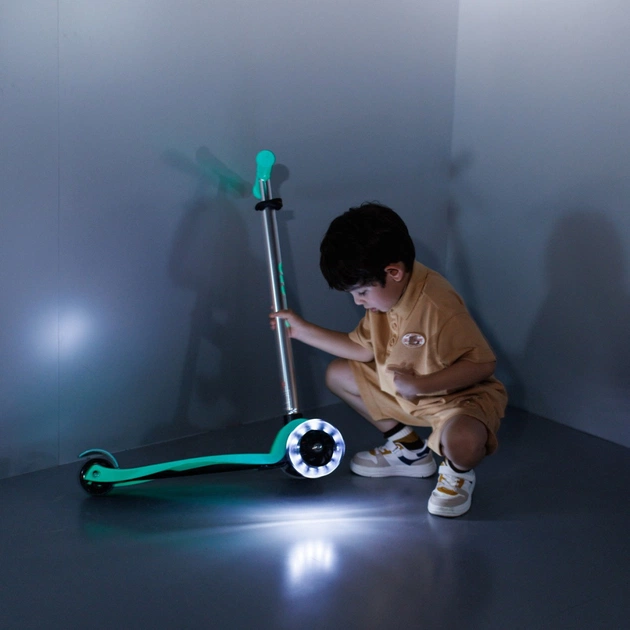 Самокат Micro Maxi Deluxe Glow LED Желейный зеленый (MMD365) - изображение 10