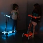 Самокат Micro Maxi Deluxe Glow LED Plus Синій кришталь (MMD377) - зменшене зображення 9