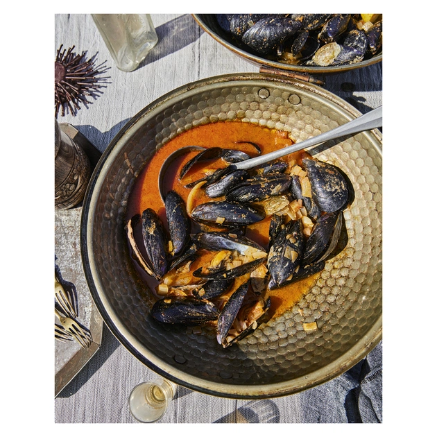 Книга Гра престолів. Офіційна кулінарна книга. Рецепти від Королівського Причалу до Дотрацького моря BookChef (9786175483343) - picture 4