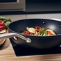Сковорода KitchenAid Wok FHA 30 см з керамічним покриттям (CC005696-001) - зменшене зображення 5