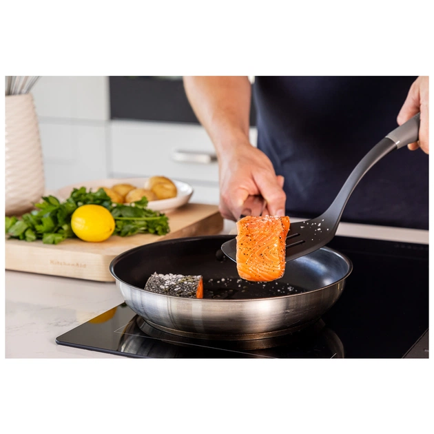 Лопатка кухонна KitchenAid Coreline з прорізами, 34,3 см, сірий (KAS002OHCGG) - picture 9