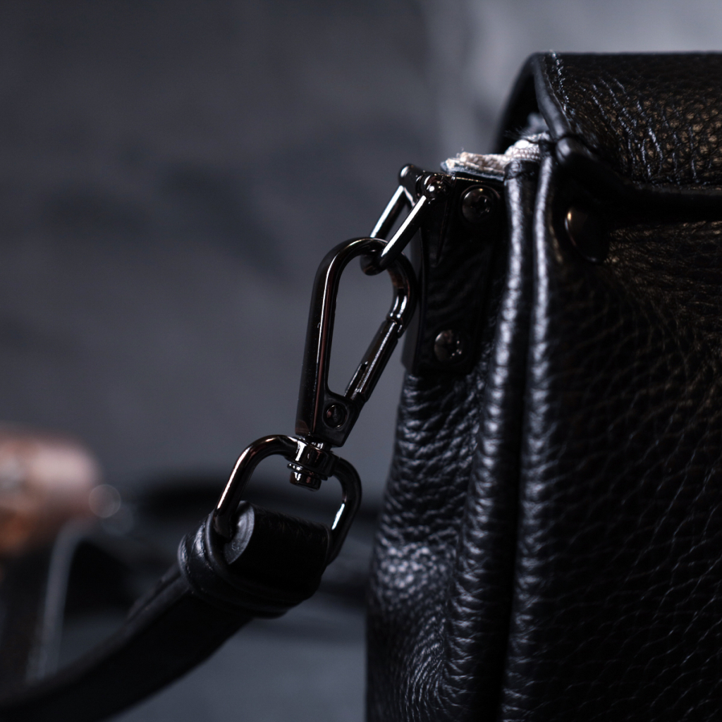 Сумка Vintage Жіноча шкіряна із трикутним клапаном Чорна (22254) - зображення 11