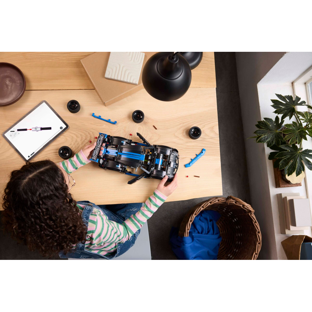 Конструктор LEGO Technic Автомобіль для перегонів Porsche GT4 e-Performance (42176) - зображення 10