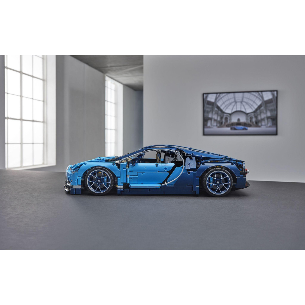 Конструктор LEGO Автомобіль Bugatti Chiron 3599 деталей (42083) - зображення 9