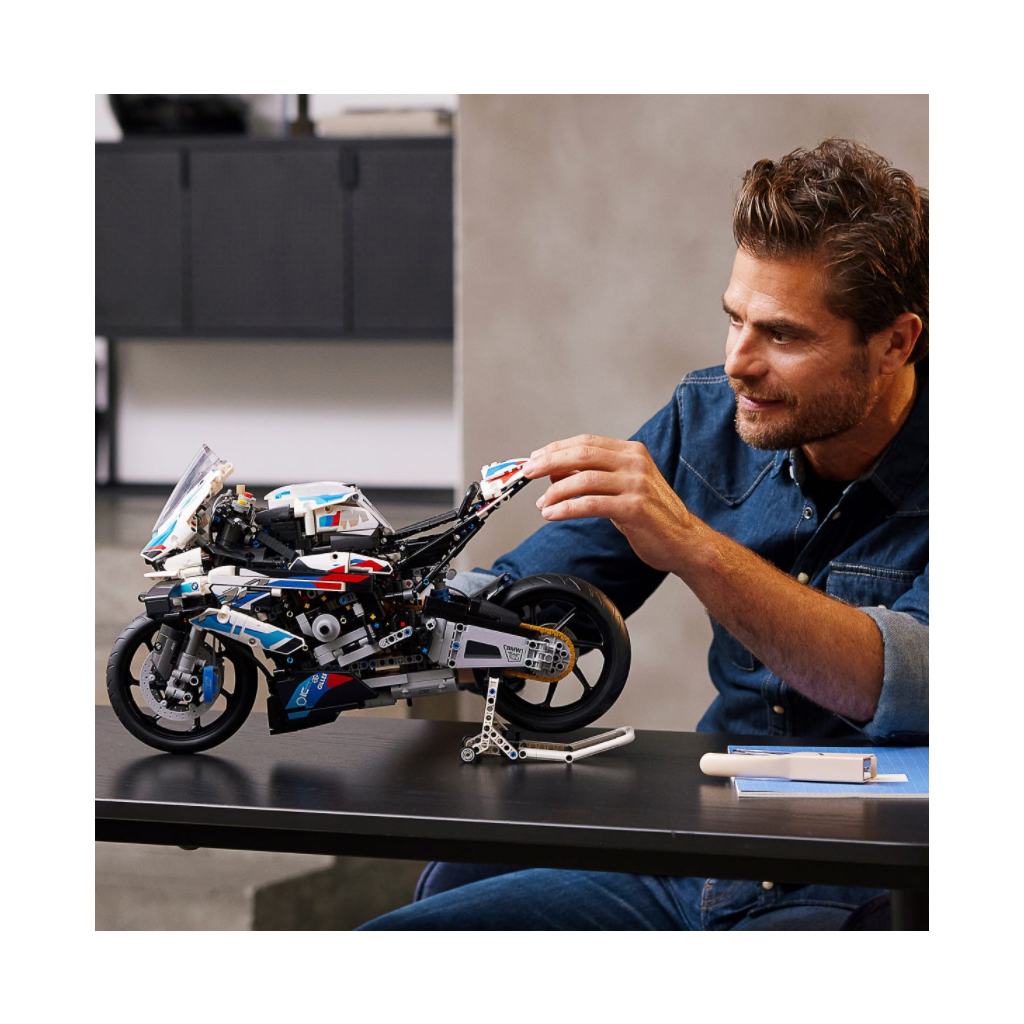 Конструктор LEGO Technic BMW M 1000 RR (42130) - зображення 3