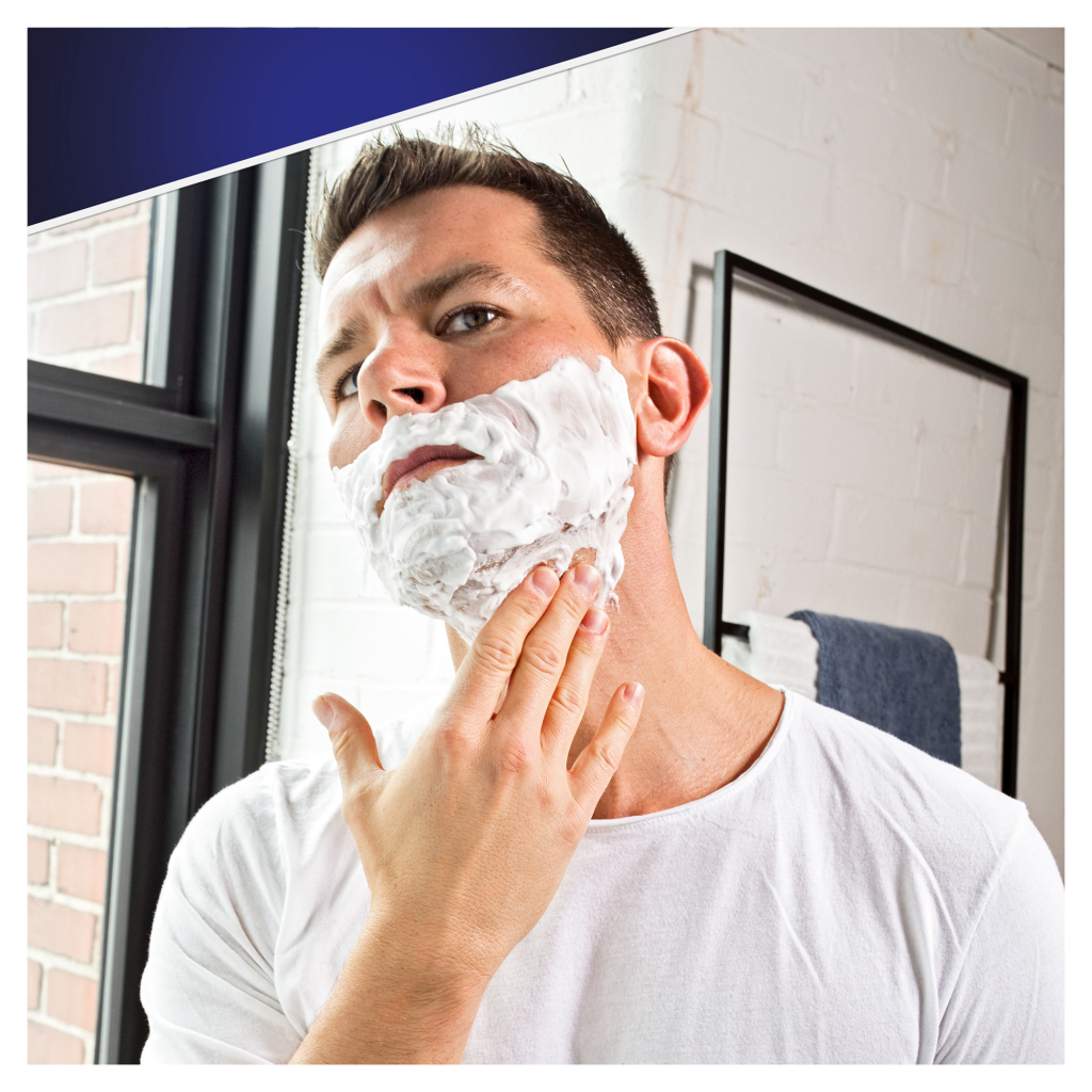 Гель для гоління Gillette Skinguard Sensitive з екстрактом алое Захист шкіри 200 мл (7702018493920) - зображення 3