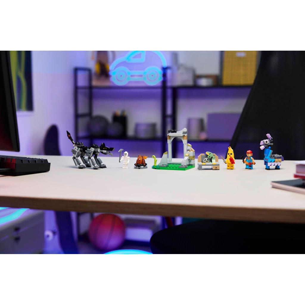 Конструктор LEGO Fortnite Табір Peely та Sparkplug (77075) - зображення 12