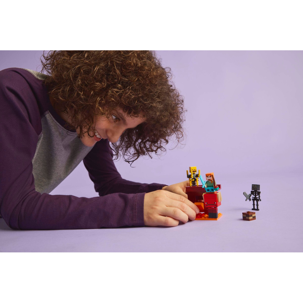 Конструктор LEGO Minecraft Битва з лавою у Незері (21266) - зображення 11