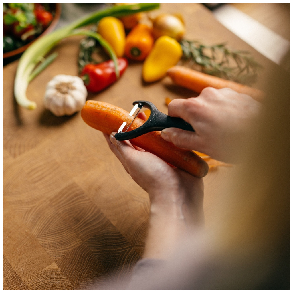 Овочечистка Fiskars Essential з поперечним лезом (1065599) - зображення 4