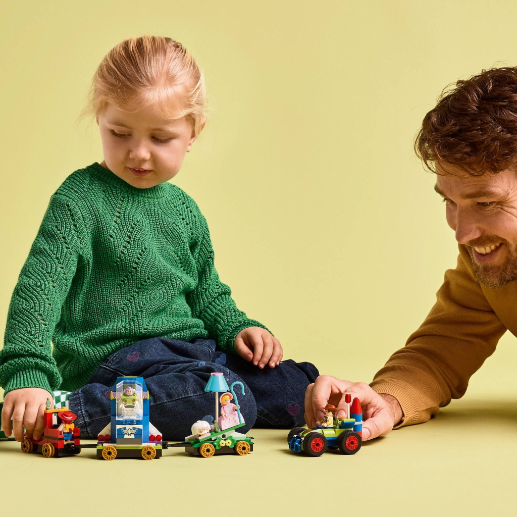 Конструктор LEGO Disney та Pixar Святкування з Історії іграшок: поїзд та авто для гонок (43264) - зображення 10