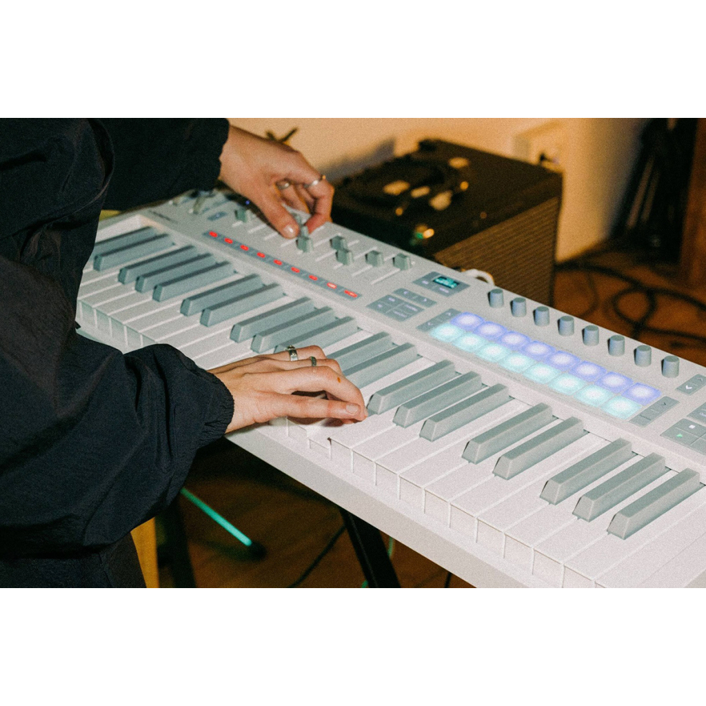 MIDI-клавіатура Novation Launchkey 49 MK4 White Edition (301235) - изображение 9