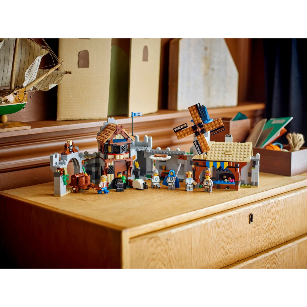 Конструктор LEGO Creator Середньовічний замок із лицарем на коні (31168) - зображення 11