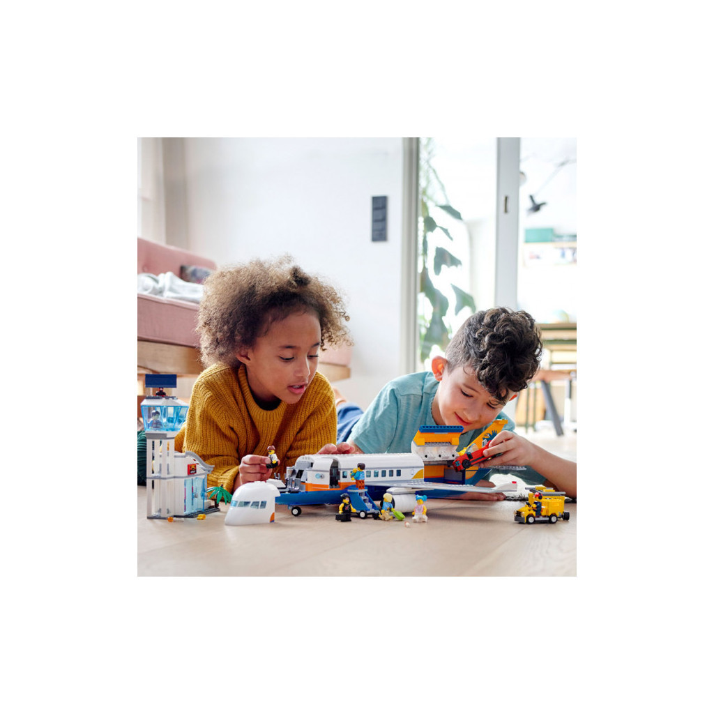 Конструктор LEGO City Пасажирський літак 669 деталей (60262) - зображення 10