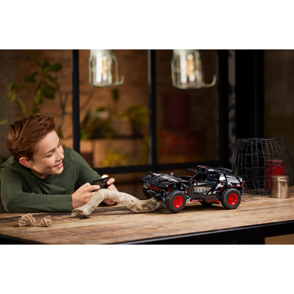 Конструктор LEGO Technic Audi RS Q e-tron 914 деталей (42160) - зображення 8
