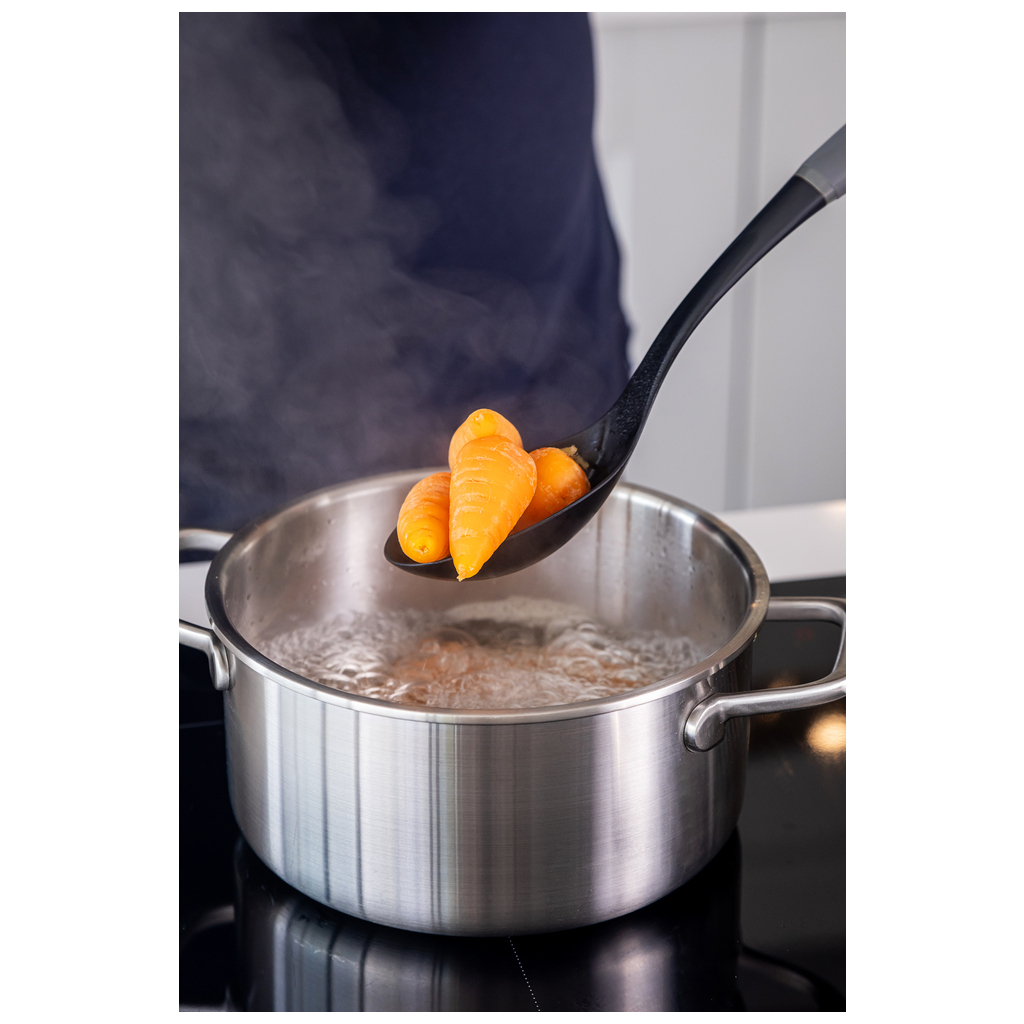 Ложка кухарська KitchenAid Coreline для сервіровки з прорізами, 33,8 см, сіра (KAS004OHCGG) - зображення 5