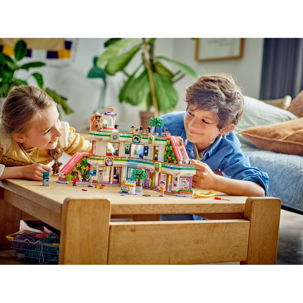 Конструктор LEGO Friends Торговельний центр у Хартлейк-Сіті 1237 деталей (42604) - зображення 11