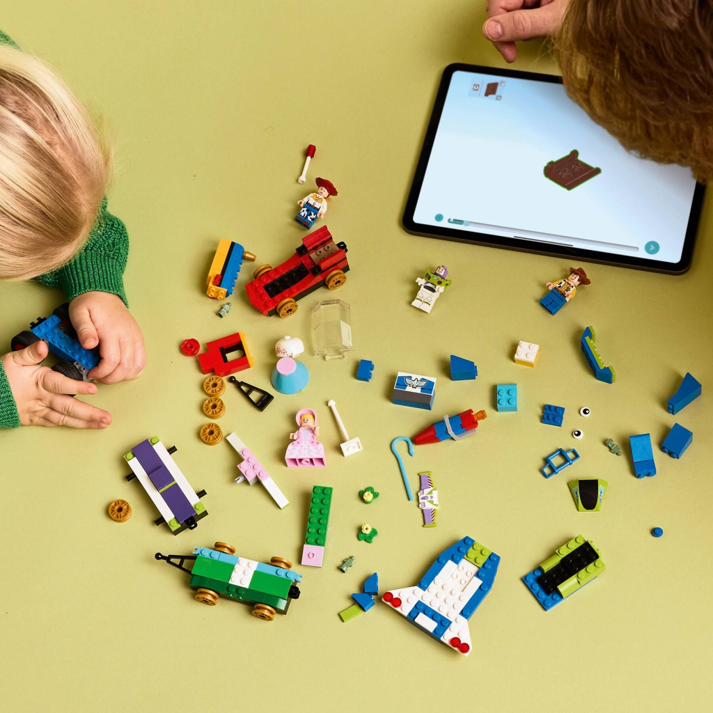 Конструктор LEGO Disney та Pixar Святкування з Історії іграшок: поїзд та авто для гонок (43264) - зображення 8