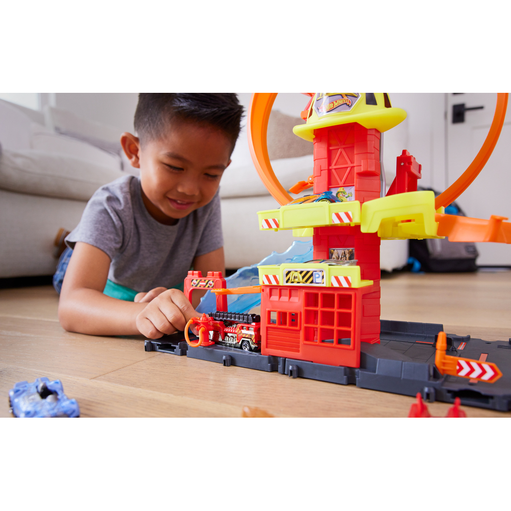 Автотрек Hot Wheels Супер петля з пожежною станцією (HKX41) - зображення 3