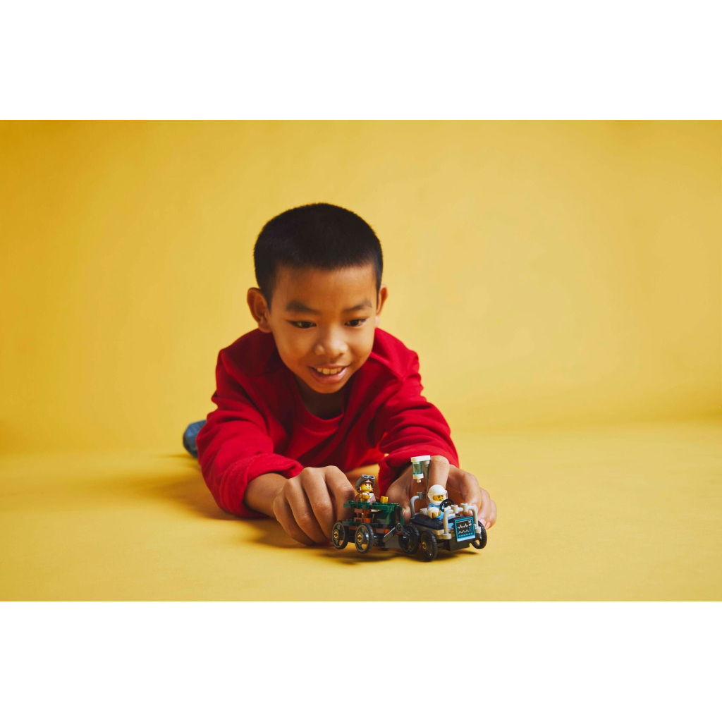 Конструктор LEGO City Літак проти лікарняного ліжка - Набір для перегонів (60459) - зображення 6