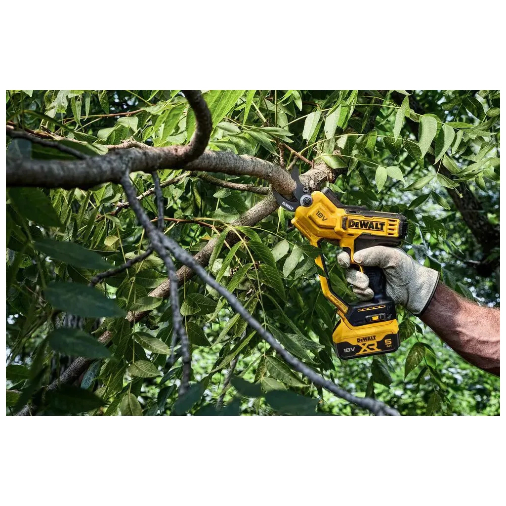 Секатор DeWALT акумуляторний 18В XR Li-lon, діам. гілок 38 мм, вага 3.9 кг (без АКБ та ЗП) (DCMPP568N) - зображення 7