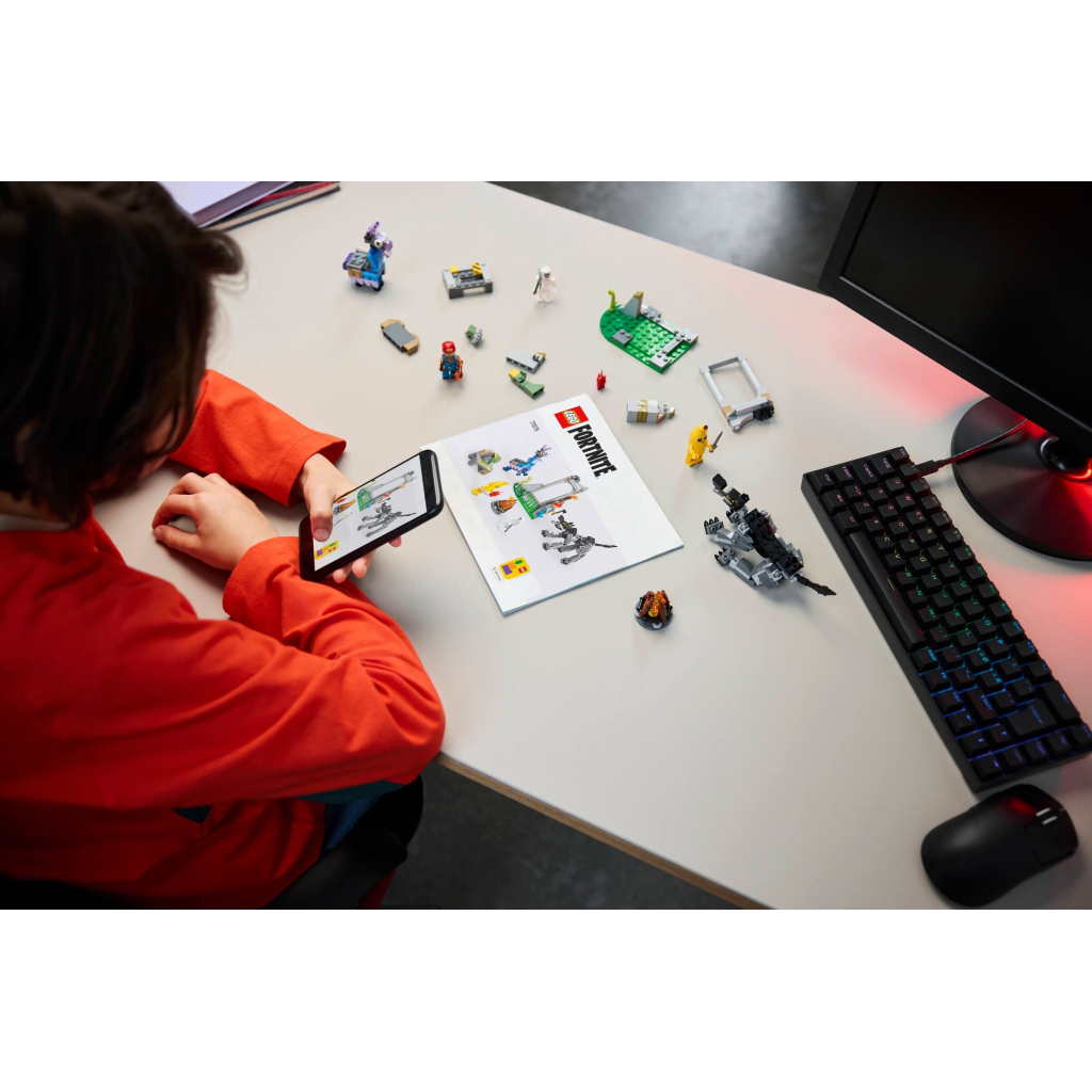 Конструктор LEGO Fortnite Табір Peely та Sparkplug (77075) - зображення 9