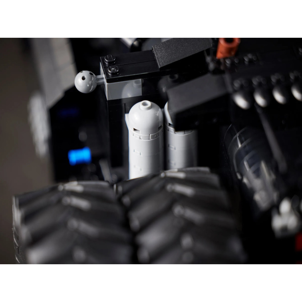 Конструктор LEGO DC Super Heroes Batman 2049 деталей (76240) - зображення 10