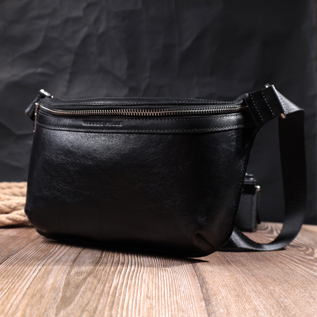 Сумка Grande Pelle Шкіряна бананка унісекс Чорна (22813) - зображення 9