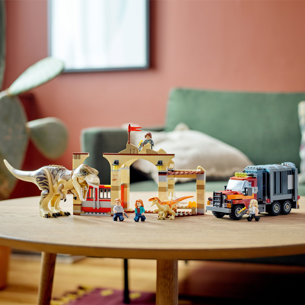 Конструктор LEGO Jurassic World Втеча тиранозавра і атроцираптора 466 деталей (76948) - зображення 5