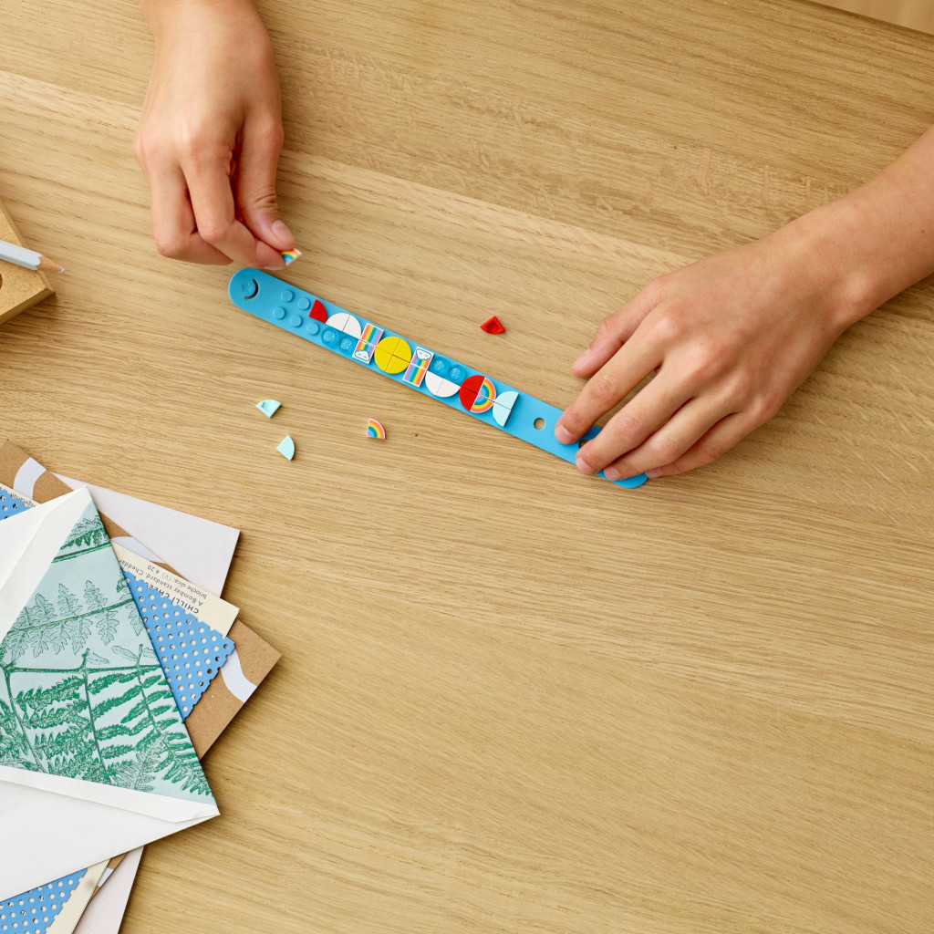 Конструктор LEGO Браслет DOTs Веселка 33 деталі (41900) - зображення 3