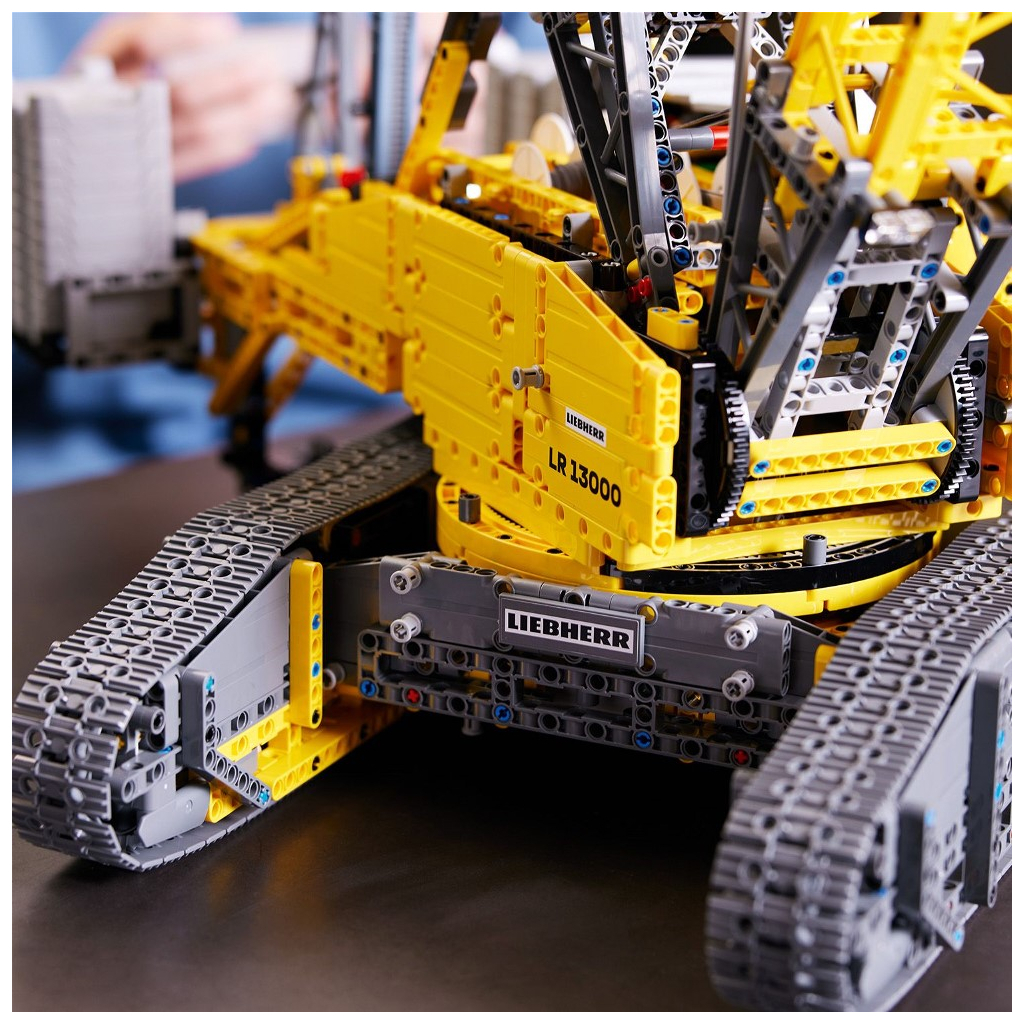 Конструктор LEGO Technic Гусеничний підйомний кран Liebherr LR 13000 2883 деталі (42146) - зображення 6