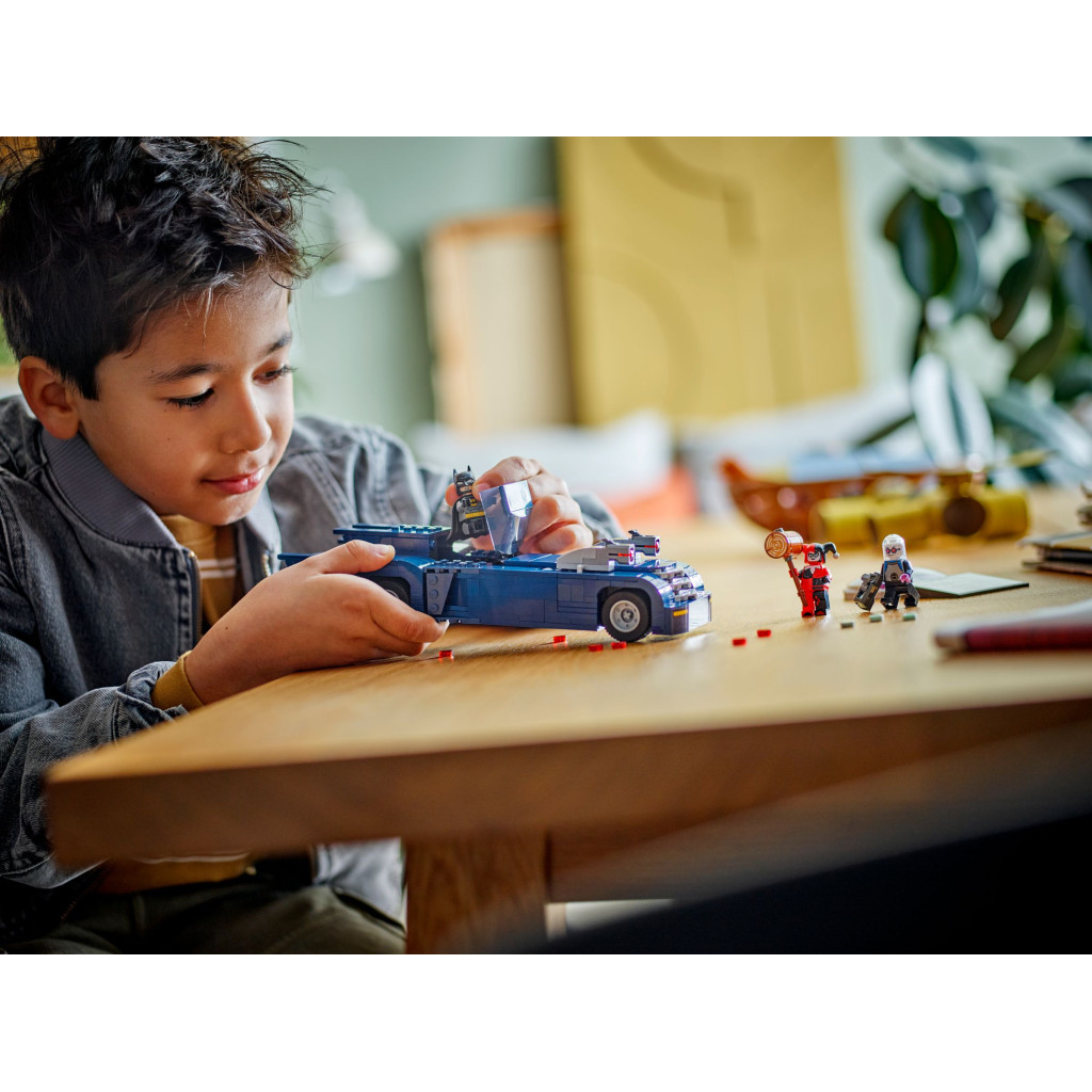 Конструктор LEGO Batman Бетмен на бетмобілі проти Харлі Квін і Містера Фріза (76274) - зображення 8