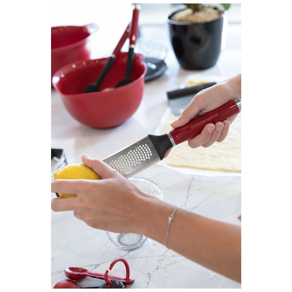 Терка KitchenAid Coreline для спецій, з чохлом, 31,7 см, червона (KAG321OHERE) - зображення 7