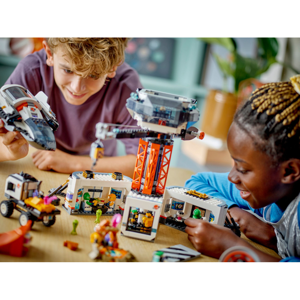 Конструктор LEGO City Космічна база й стартовий майданчик для ракети 1422 деталей (60434) - зображення 10