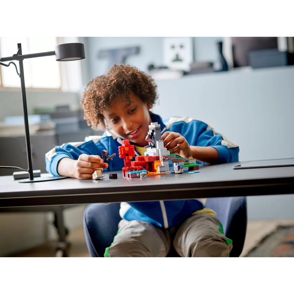 Конструктор LEGO Minecraft Зруйнований портал 316 деталей (21172) - зображення 10