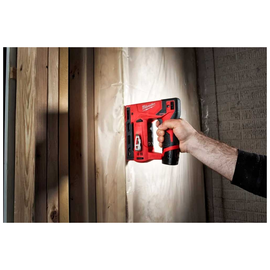 Степлер будівельний Milwaukee M12 BST-202X 2x2Ah, HD кейс (4933459635) - изображение 4