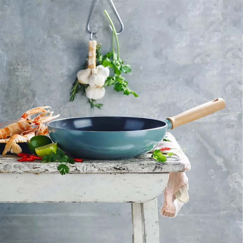 Сковорода GreenPan Mayflower Вок 28 см, 3,6 л з керамічним покриттям, блакитний (CC001683-001) - зображення 2