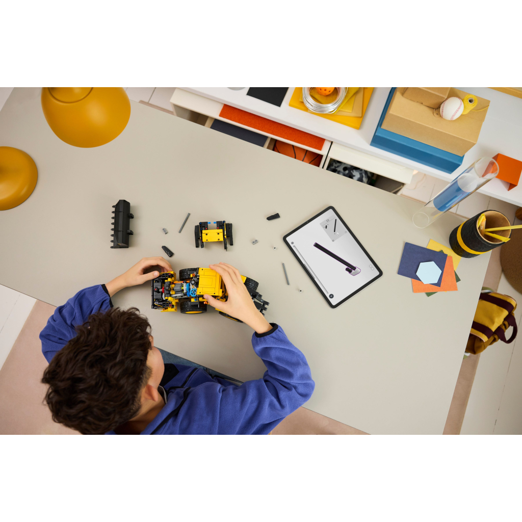 Конструктор LEGO Technic Колісний навантажувач Volvo L120 Electric (42209) - зображення 9