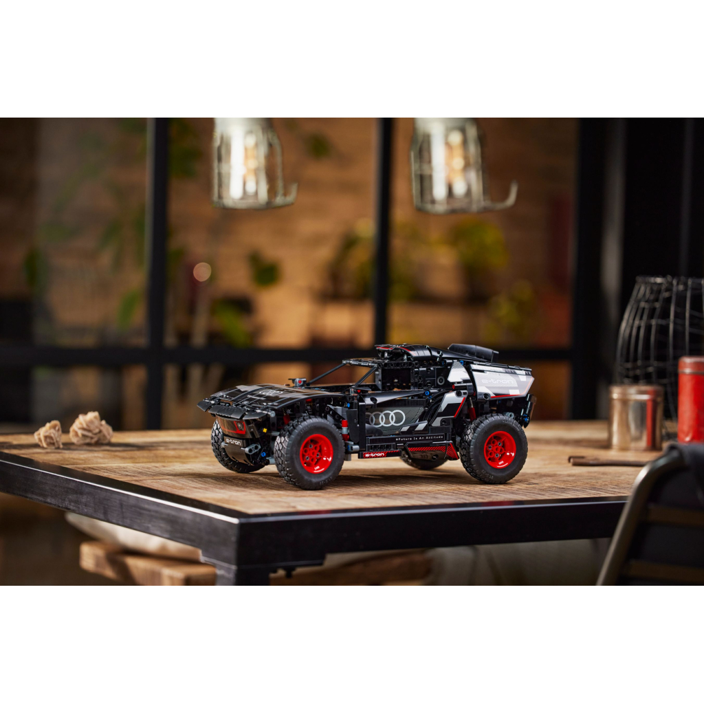 Конструктор LEGO Technic Audi RS Q e-tron 914 деталей (42160) - зображення 10